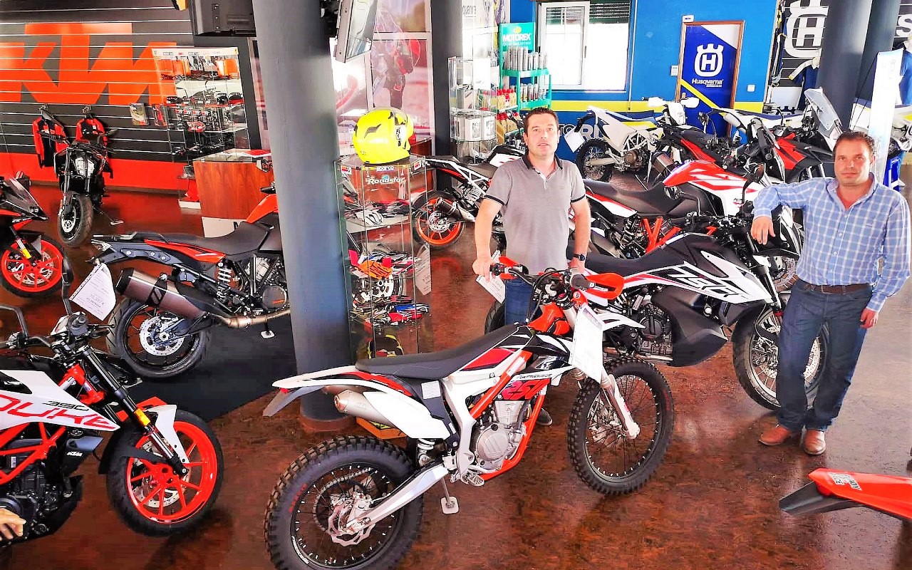 Onze marcas, 72 motas e 850 m2 depois, MotoRujo inaugura loja que é já